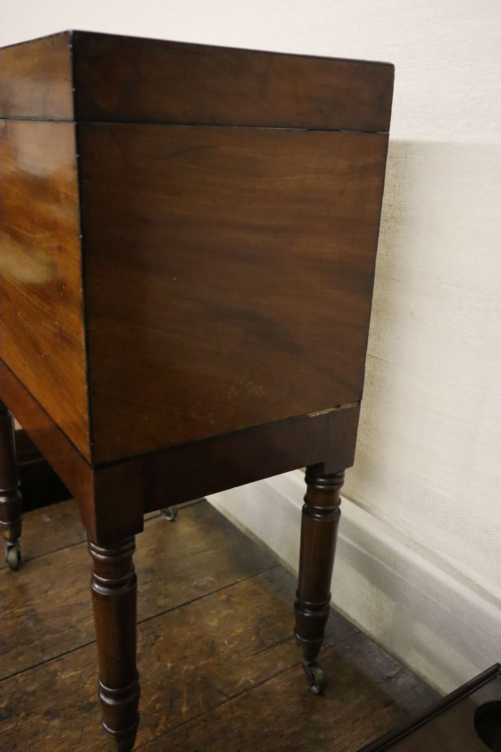 A Regency mahogany cellaret, width 44cm depth 27cm height 65cm